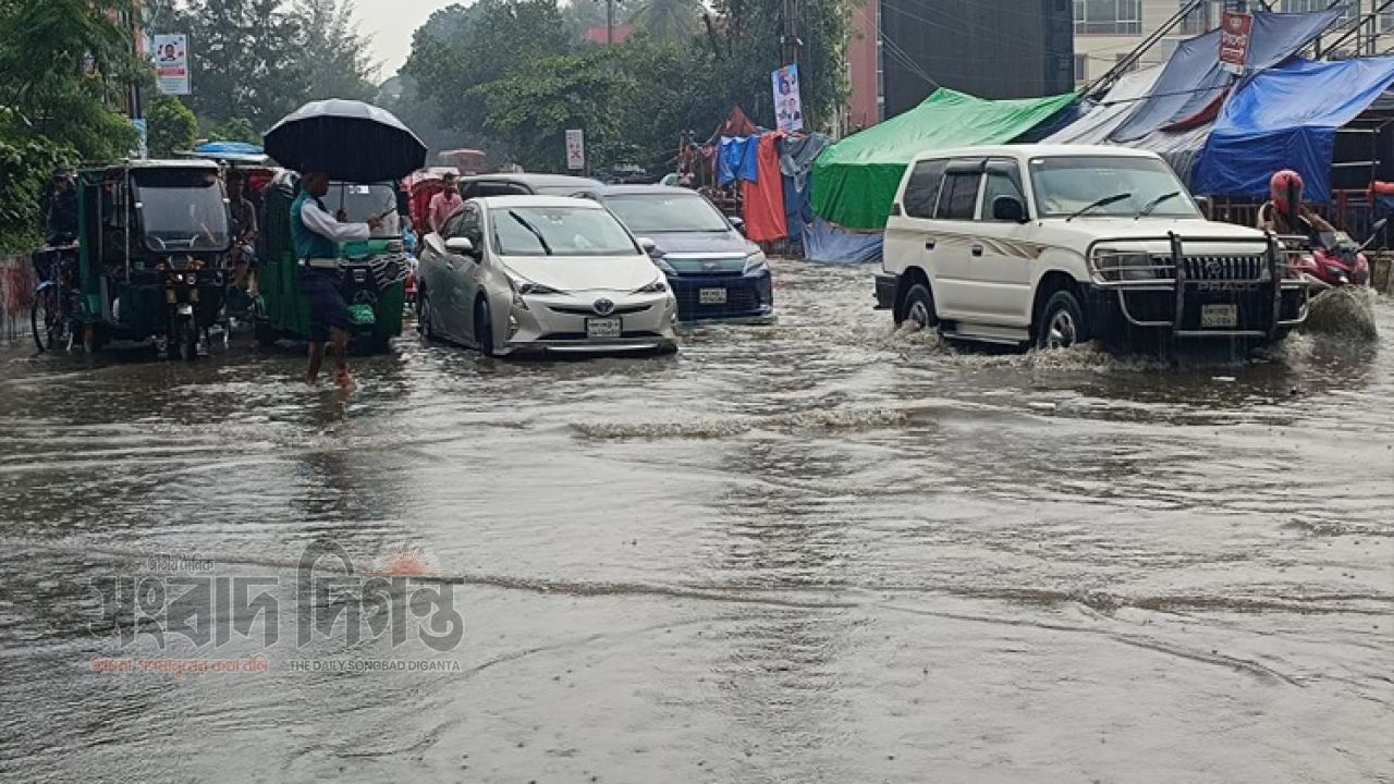 ঝুম বৃষ্টিতে ডুবছে ঢাকা, দুপুর পর্যন্ত থাকতে পারে একই পরিস্থিতি