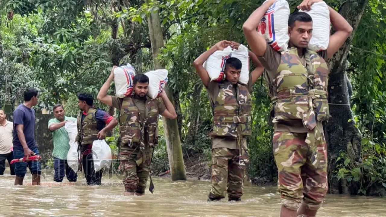 চট্টগ্রামের বন্যাদুর্গতদের পাশে সেনাবাহিনী, চলছে ত্রাণ ও চিকিৎসাসেবা