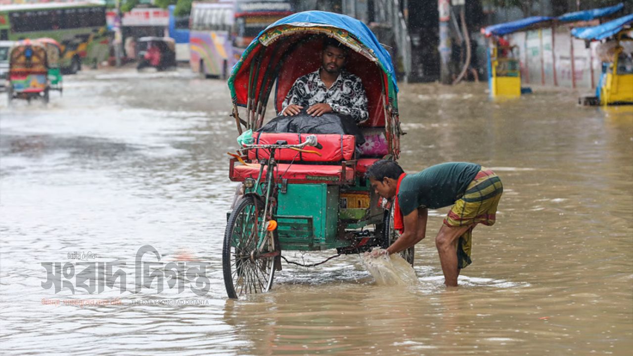 টানা বর্ষণে জলমগ্ন ঢাকা রাতভর বৃষ্টিতে চরম দুর্ভোগে নগরবাসী