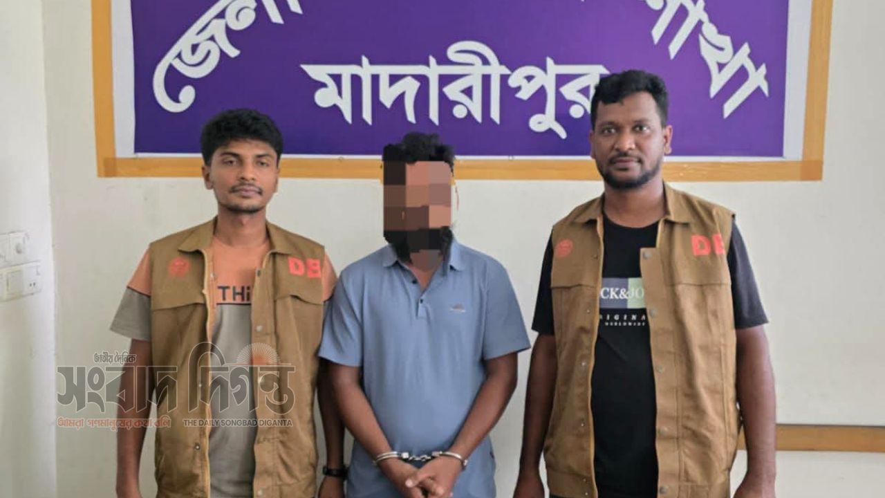 মাদারীপুরে ৩০ মামলার পলাতক আসামি গ্রেপ্তার, উদ্ধার ৪০০ পিস ইয়াবা ও চাপাতি
