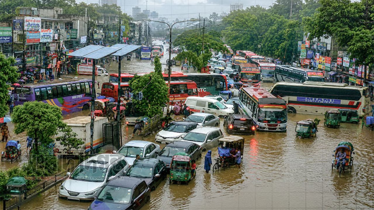 টানা বর্ষণে বিপর্যস্ত ঢাকা, ২৪ ঘণ্টায় ৯৭ মিলিমিটার বৃষ্টিপাত