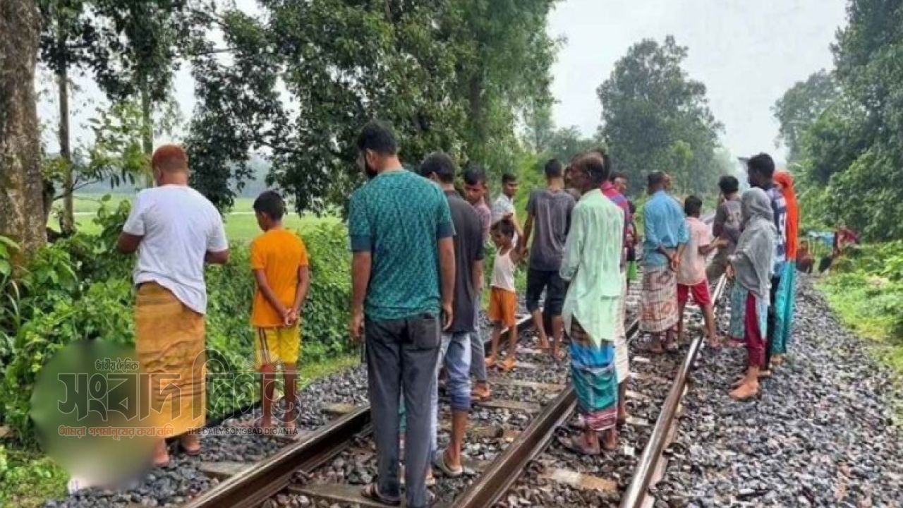 ছাতা মাথায় রেললাইন পার, ট্রেনের ধাক্কায় প্রাণ গেল তরুণের 