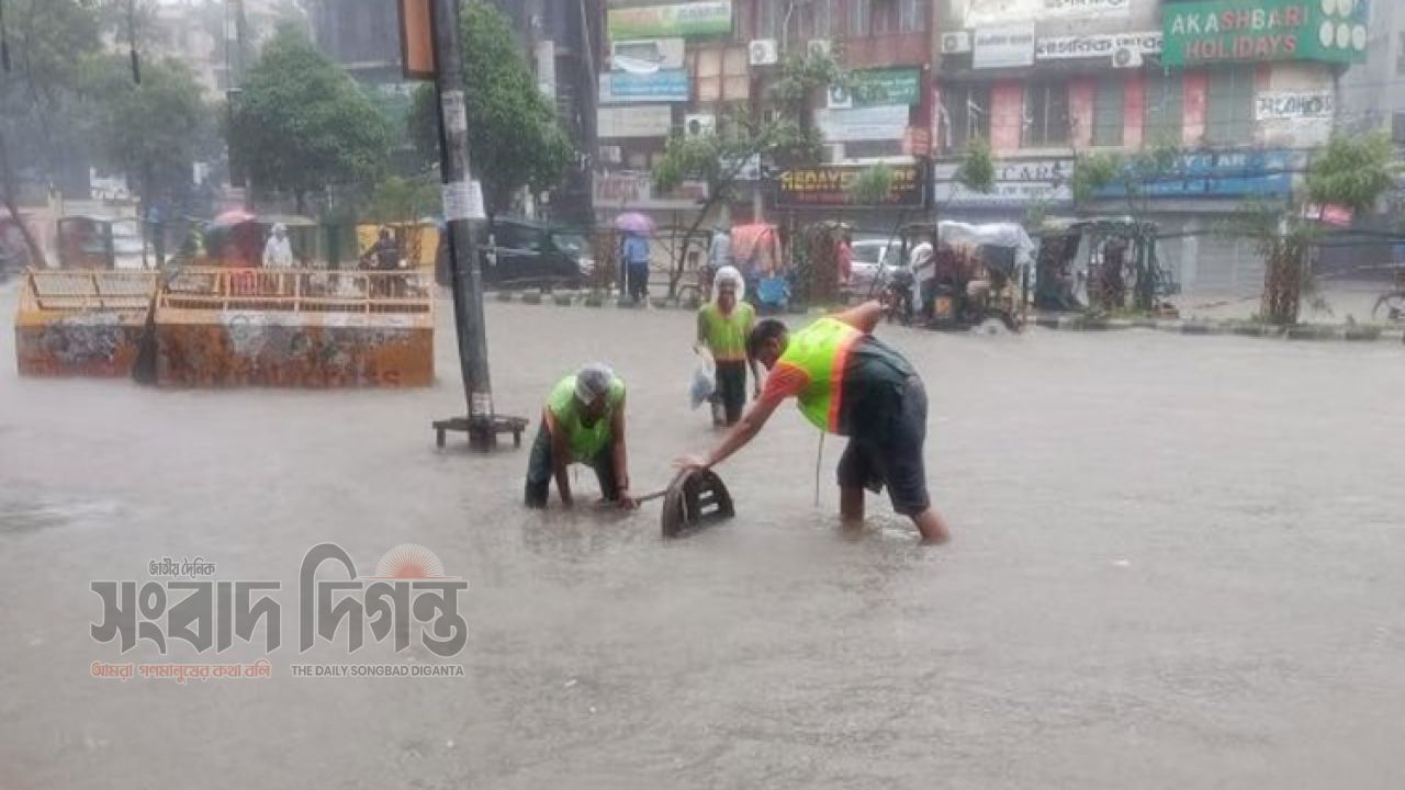 ভারী বর্ষণে জলজট নিরসনে ভোর থেকেই মাঠে ডিএসসিসি 