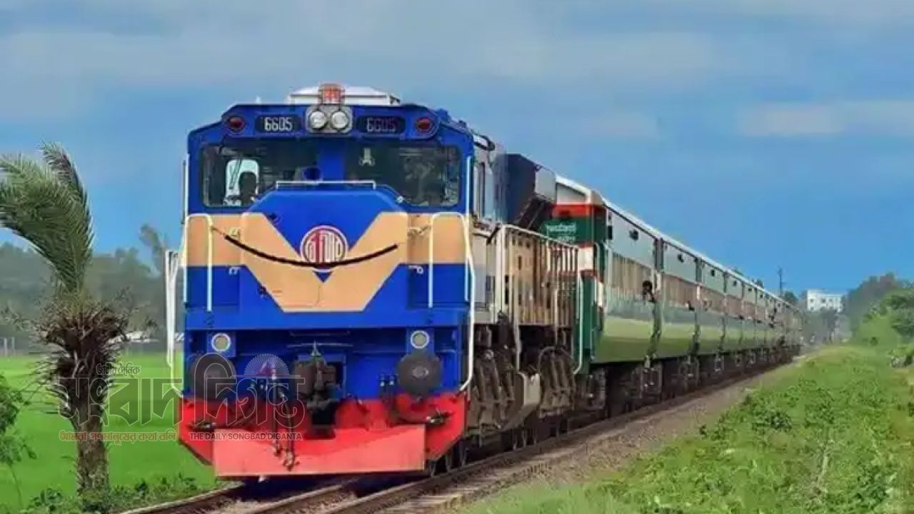 ৫ দিন পর কক্সবাজার রুটে ট্রেন চলাচল শুরু, স্বস্তি ফিরল রেলপথে