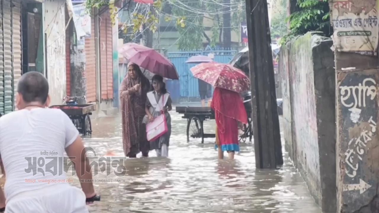 টানা বৃষ্টিতে জলাবদ্ধতায় বিপর্যস্ত সাভারের জনজীবন 