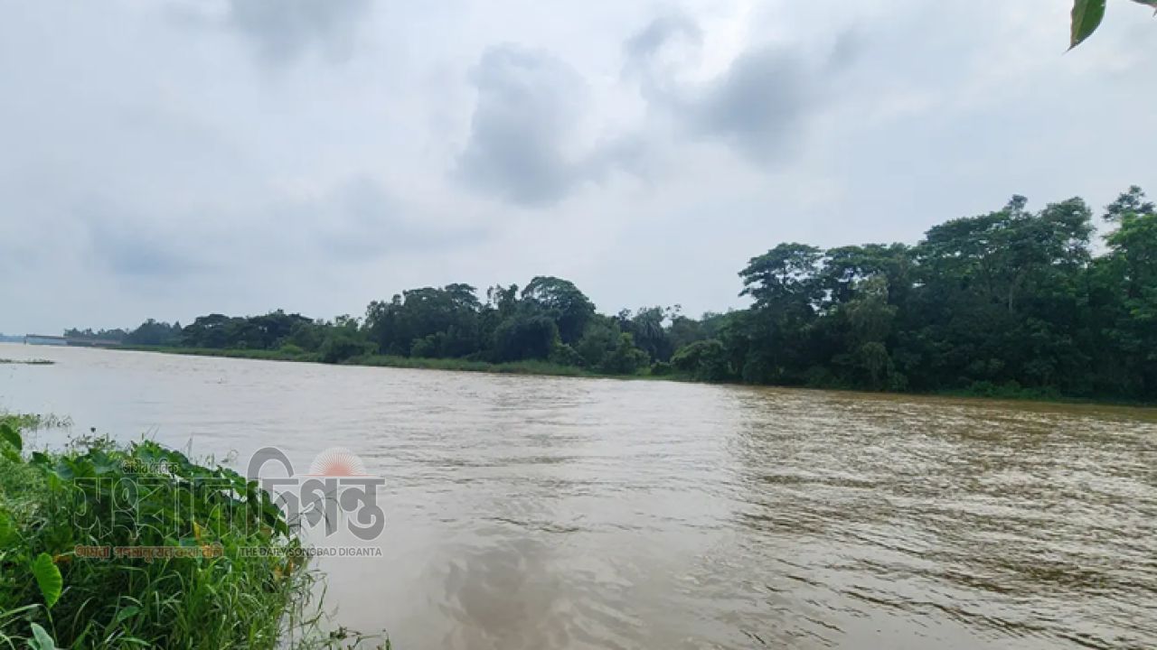 উজানের ঢলে ফেনীতে বাড়ছে মুহুরী নদীর পানি