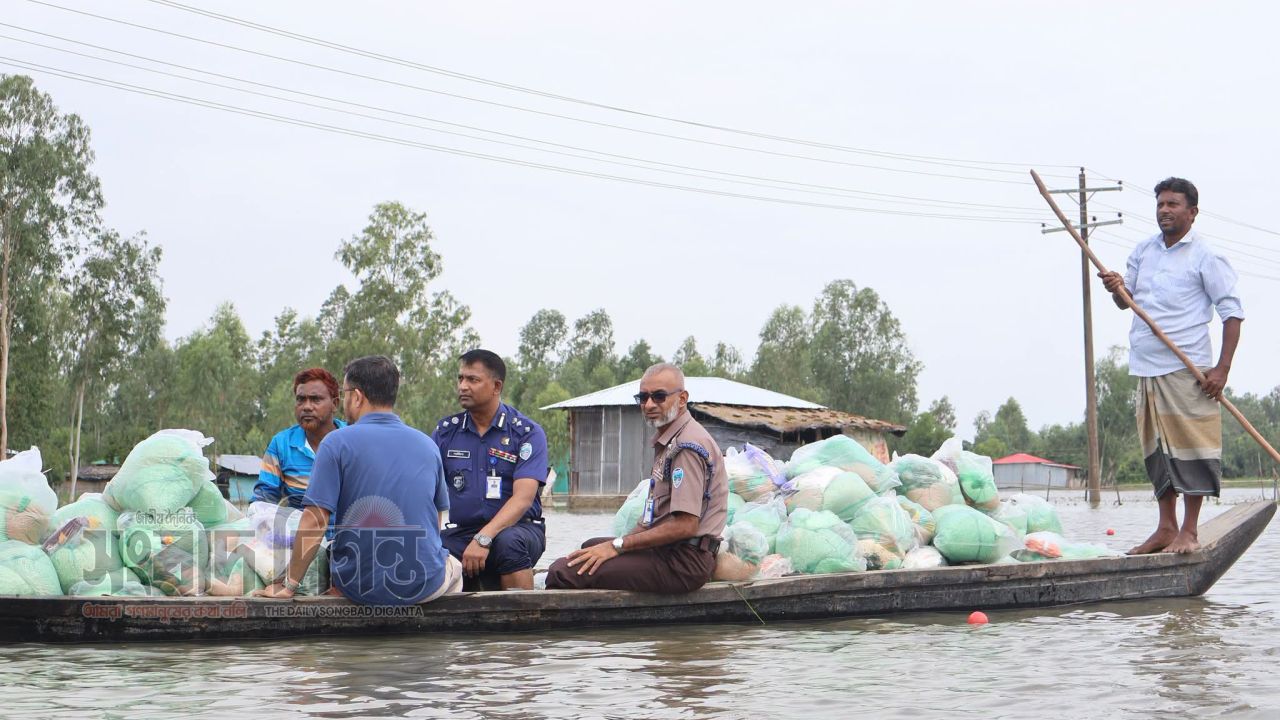 কক্সবাজার জেলা  পুলিশ  বন্যাদুর্গত অসহায় মানুষের  পাশে 