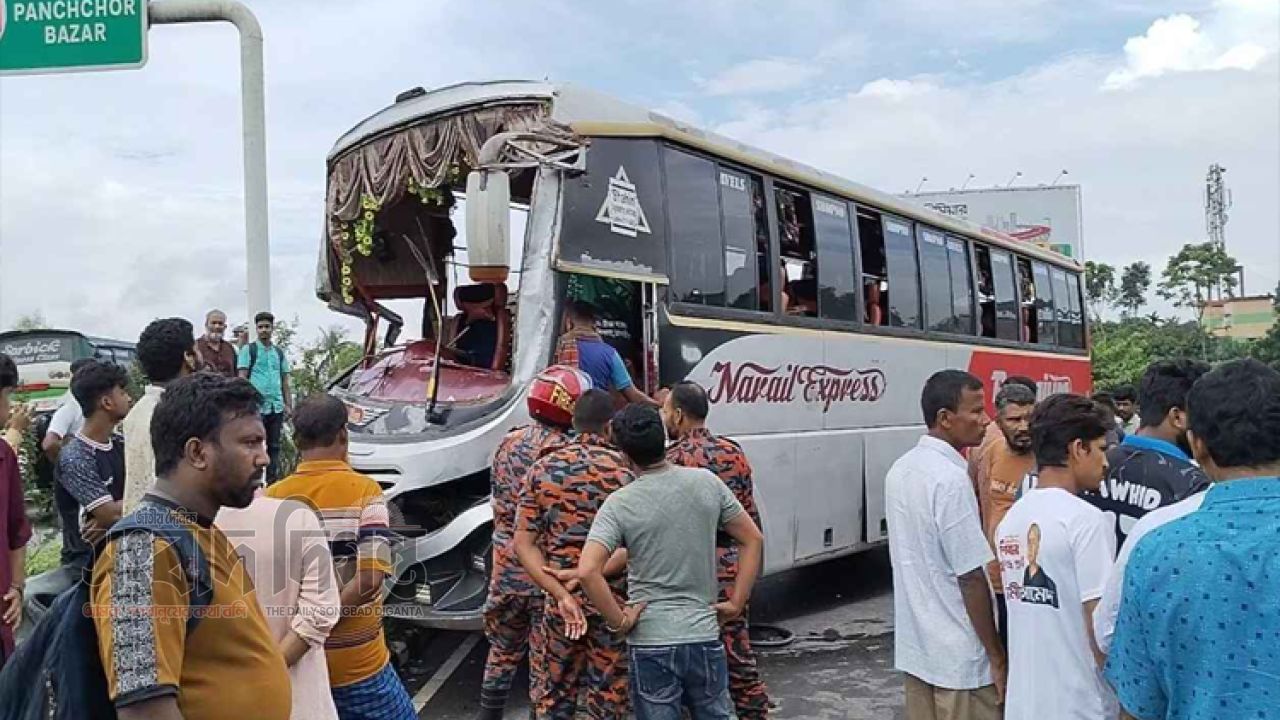 কুমিল্লায় দুই বাসের সংঘর্ষে নিহত ১, আহত অন্তত ১০ 