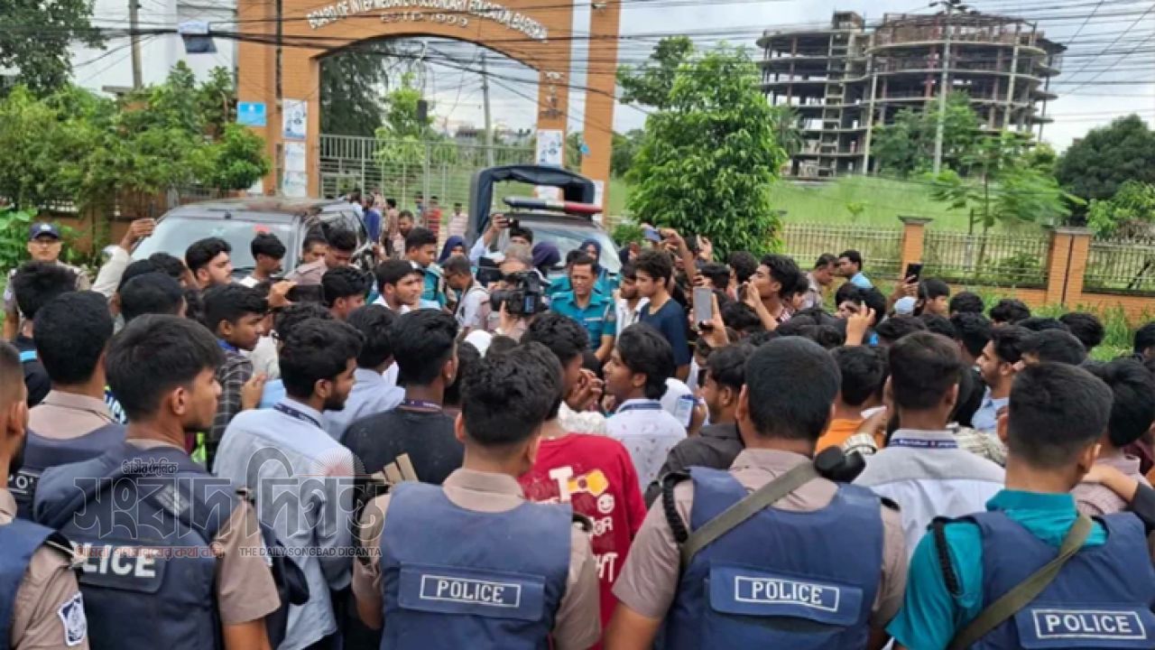 বরিশালে উত্তাল এইচএসসি পরীক্ষার্থীরা, শিক্ষামন্ত্রীর পদত্যাগের দাবিতেমহাসড়ক অবরোধ