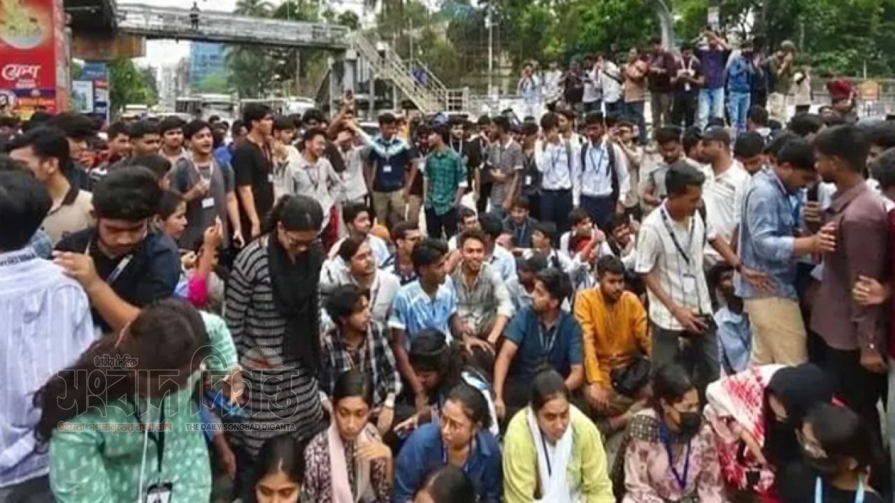 শিক্ষামন্ত্রীর পদত্যাগ ও ক্ষমা দাবি, সায়েন্সল্যাবে শিক্ষার্থীদের আলটিমেটাম 