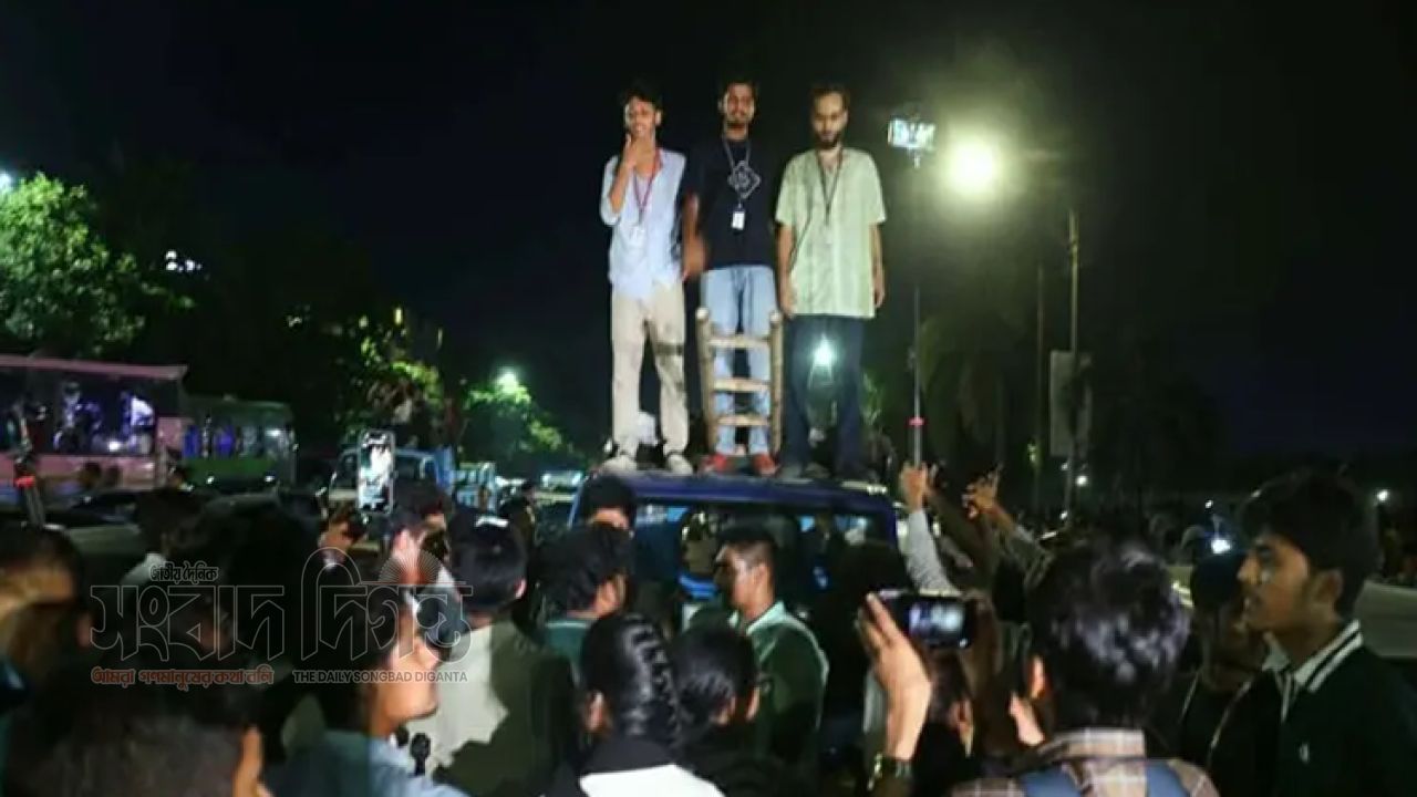 পরীক্ষা নিয়ে অনিশ্চয়তা, রাস্তায় নেমেছেন শিক্ষার্থীরা