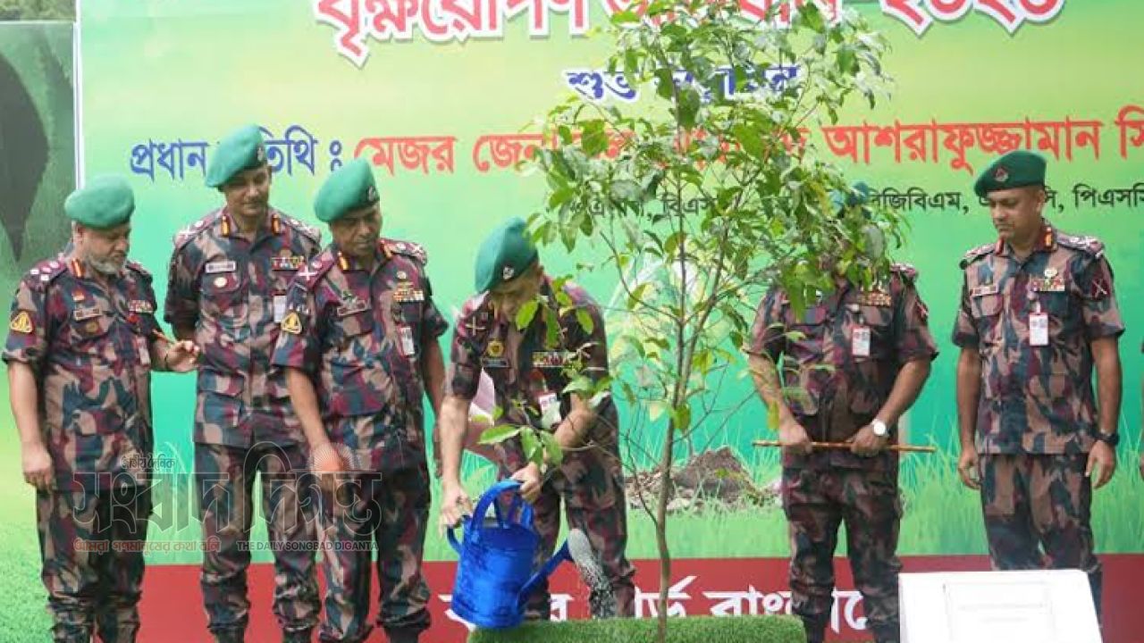 পিলখানায় বৃক্ষরোপণ কর্মসূচি উদ্বোধন করলেন বিজিবি মহাপরিচালক