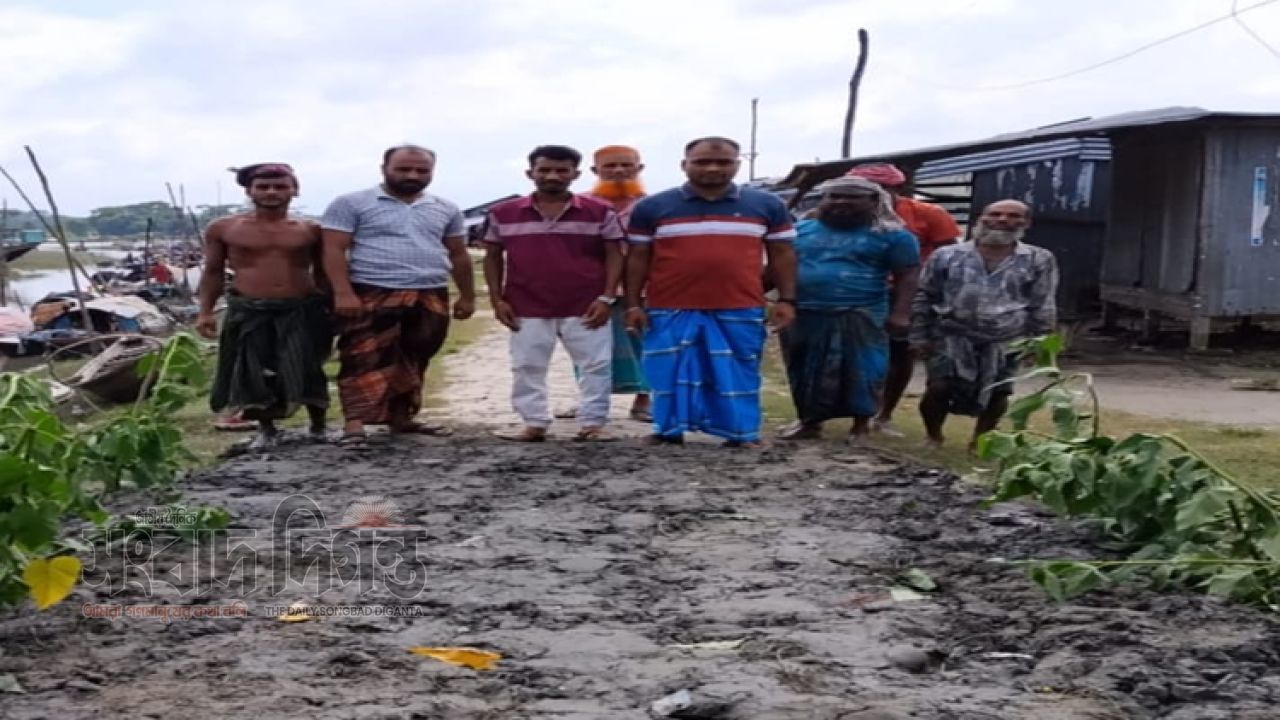  হরিনাথপুরে স্বেচ্ছাসেবক দল নেতার নিজ উদ্যোগে রাস্তা মেরামত 