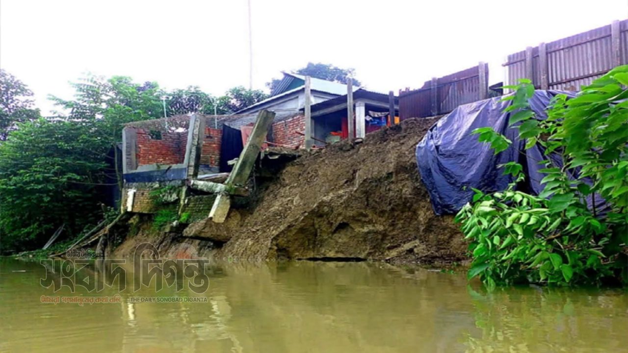 ভাঙনের মুখে ১৪ সদস্যের পরিবার, আখালিয়া নদী গিলে খাচ্ছে পৈত্রিক ভিটা