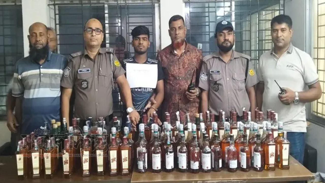 সবুজবাগে পুলিশের অভিযান, প্রায় ৩ লাখ টাকার ভারতীয় মদ উদ্ধার