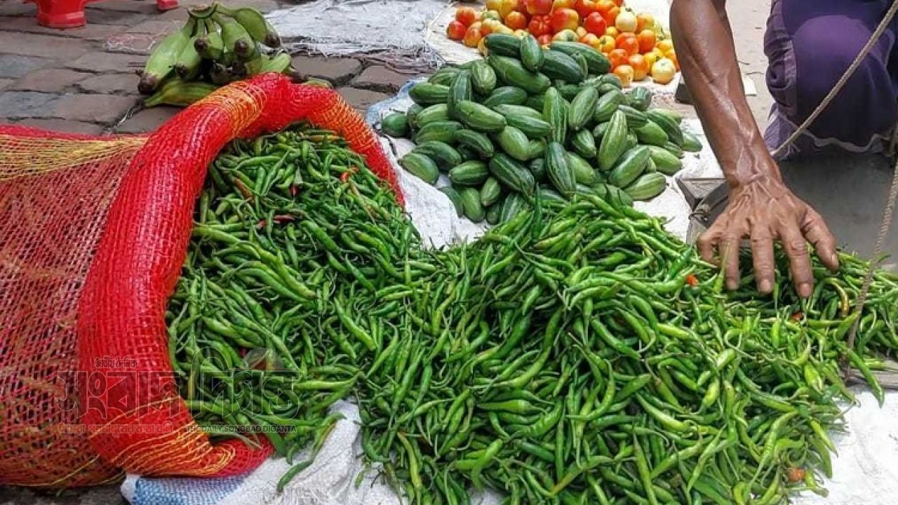 বৃষ্টি-বন্যার প্রভাবে ঝাল বাজার, কাঁচা মরিচ কেজি ২৮০ টাকা 