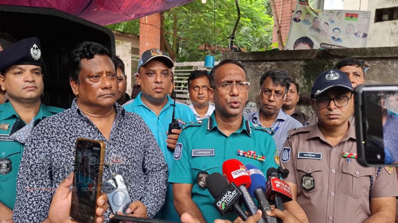 হাজীর মাজার বস্তিতে জিএমপির অভিযান, বিচ্ছিন্ন অবৈধ বিদ্যুৎ-ইন্টারনেট লাইন