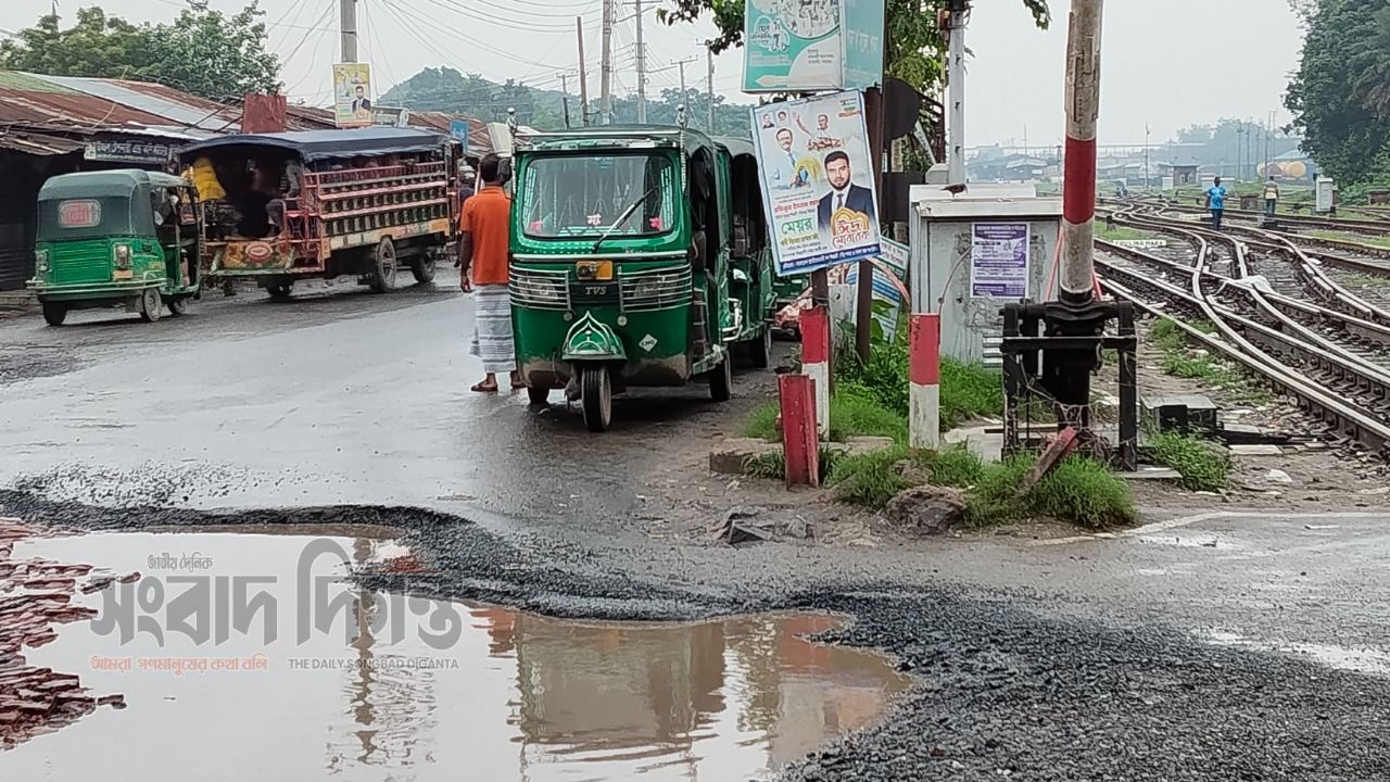 নির্মাণের দুই বছর না পেরোতেই খানাখন্দে পরিণত ঈশ্বরদী–বানেশ্বর সড়ক