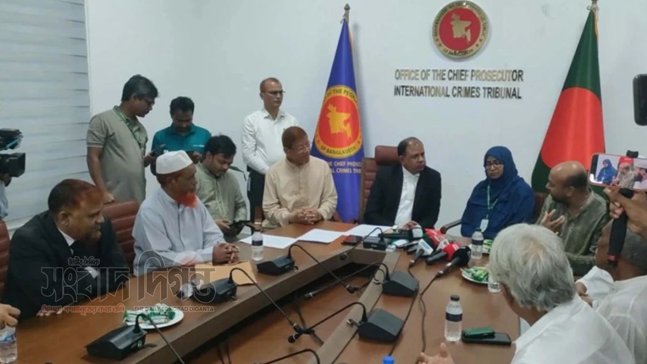 জুলাই-আগস্ট গণহত্যার বিচার দ্রুত শেষের দাবিতে ট্রাইব্যুনালে ১১ দলের স্মারকলিপি