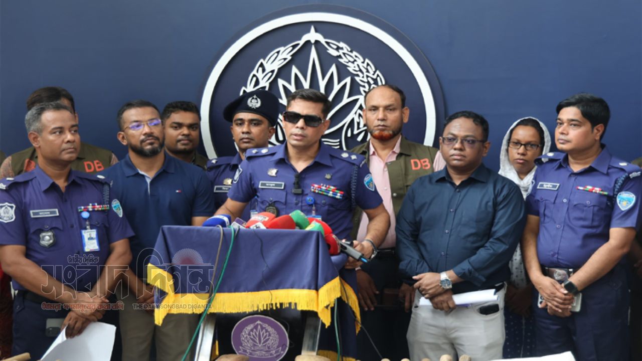 পটিয়ার পাহাড়ে ডিবির অভিযান: মাটির নিচ থেকে উদ্ধার ৪ আগ্নেয়াস্ত্র, গ্রেপ্তার ২