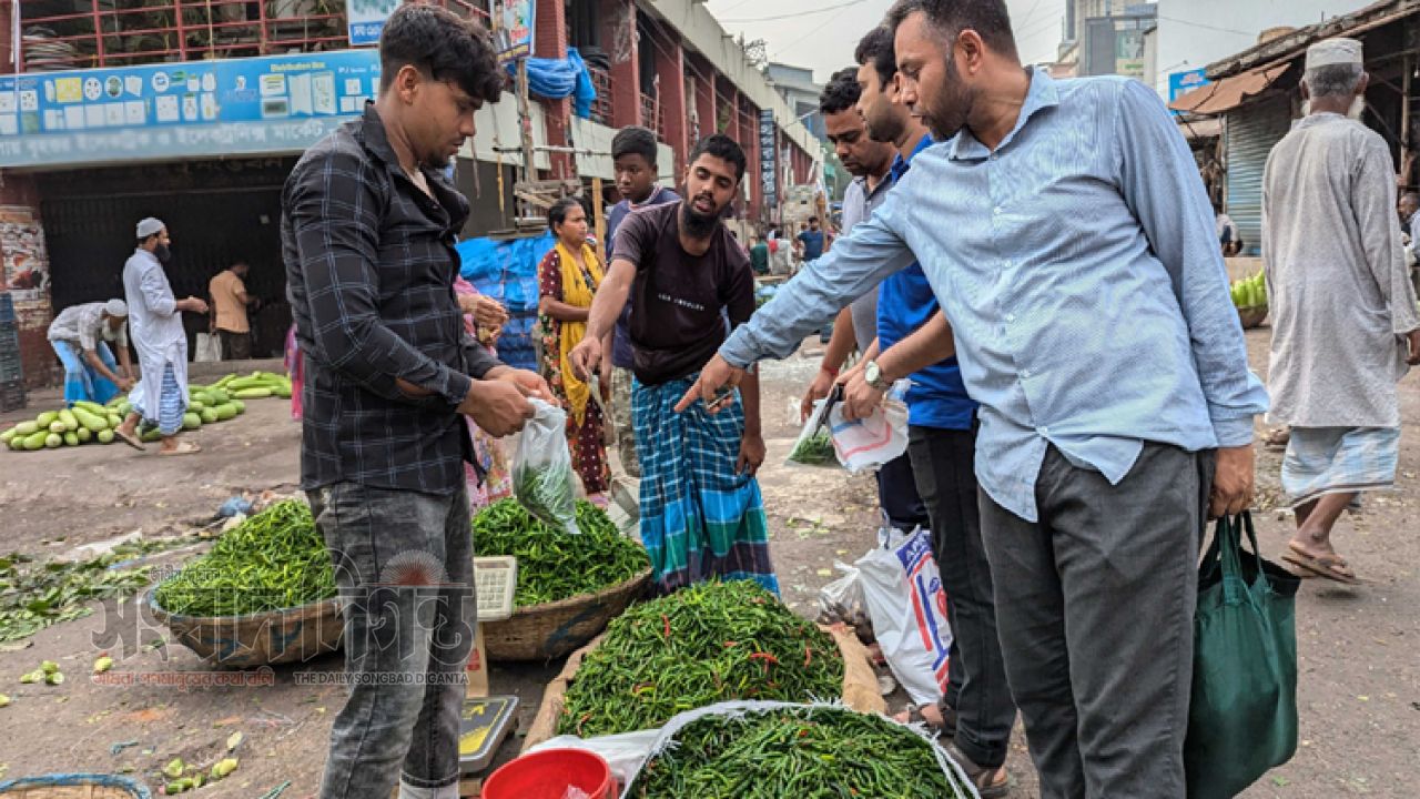 বাজারে আগুন, কাঁচামরিচ ৩২০ টাকা কেজি 