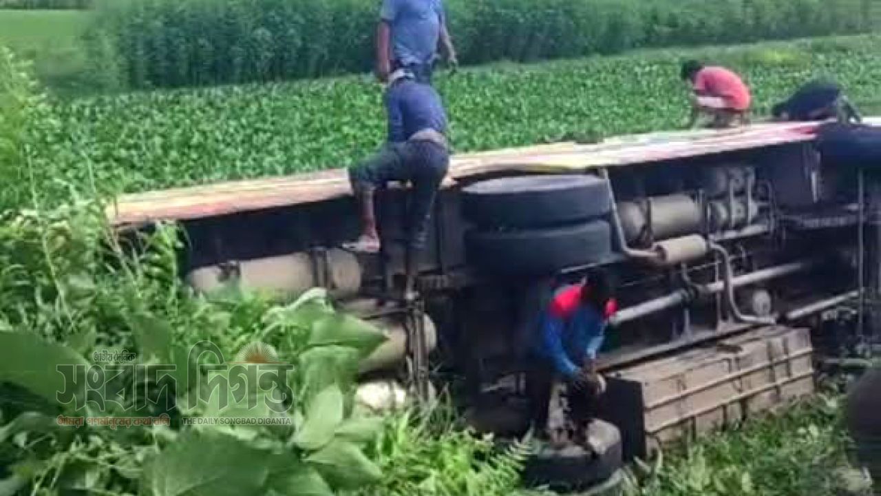 কসবায় দিগন্ত এক্সপ্রেস বাস খাদে পড়ে,  অন্তত আহত ২০ 