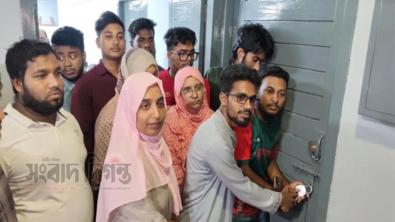 বরিশাল সিভিল সার্জন কার্যালয়ে তালা ঝুলিয়ে শিক্ষার্থীদের প্রতিবাদ