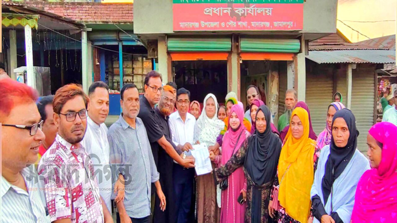 মাদারগঞ্জ উপজেলা মহিলা দলের আহ্বায়ক কমিটি হস্তান্তর  