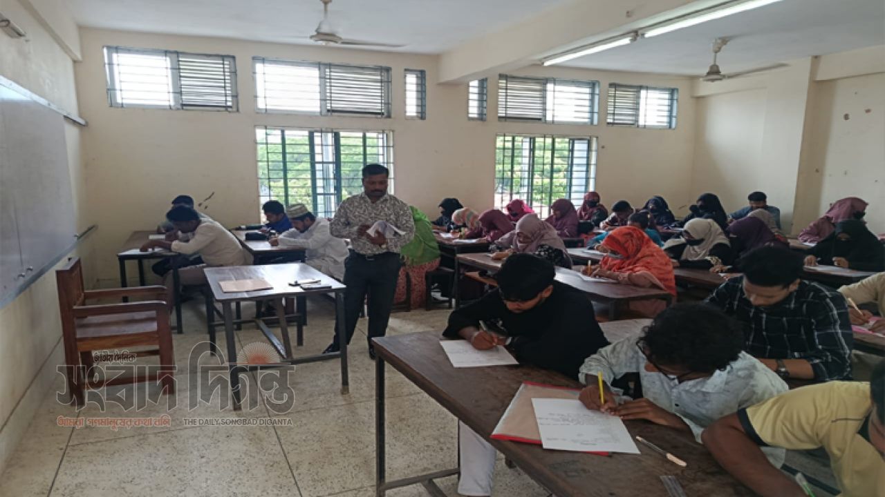 হিজলায় কঠোর নিরাপত্তায় ফ্যামিলি কার্ডের তথ্য সংগ্রহকারী ও সুপারভাইজার পদে পরীক্ষা অনুষ্ঠিত 