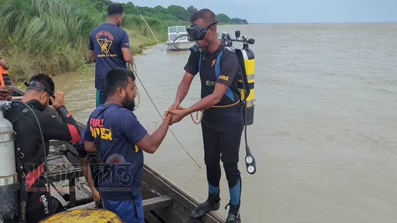 পদ্মার স্রোতে হারিয়ে বাবা-ছেলে, দ্বিতীয় দিনেও চলছে উদ্ধার অভিযান 