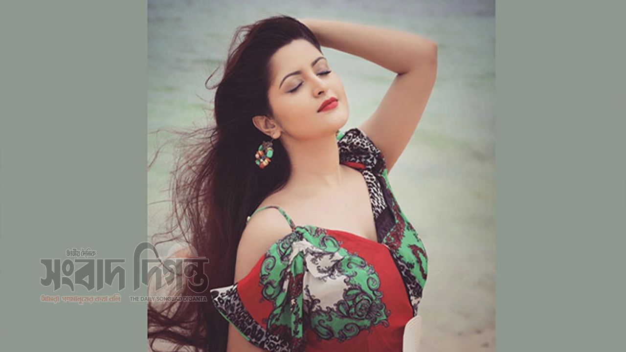 এবার শীর্ষে পরীমনি