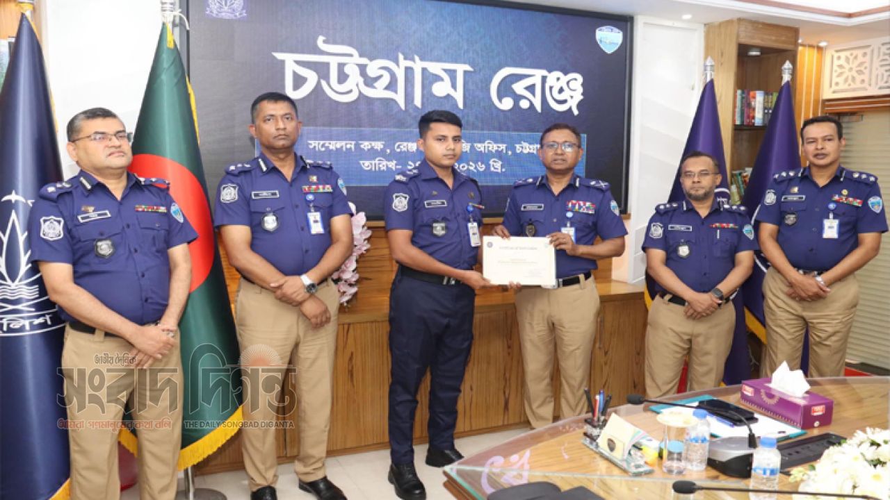 আলোচিত মামলার আসামি গ্রেপ্তারে কৃতিত্ব, সম্মাননা পেলেন এসআই সত্যজিৎ