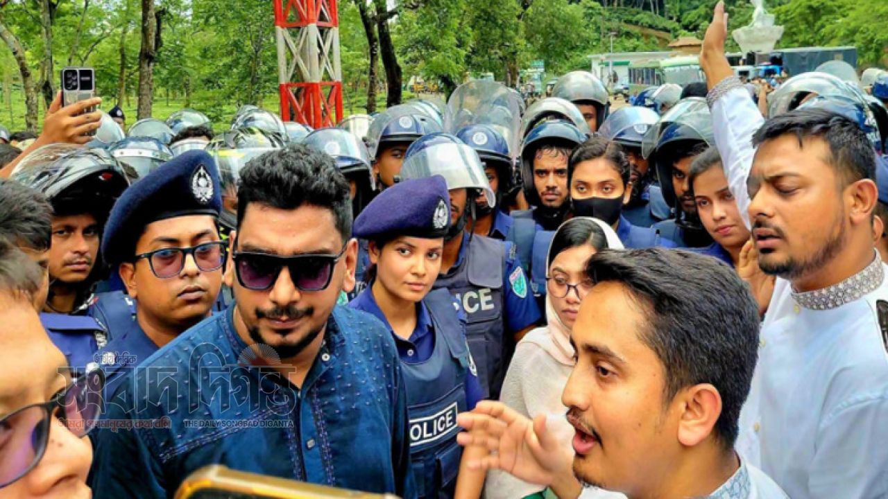 হবিগঞ্জে এনসিপি পুলিশ মুখোমুখি, ব্যারিকেড ভেঙে অগ্রযাত্রা