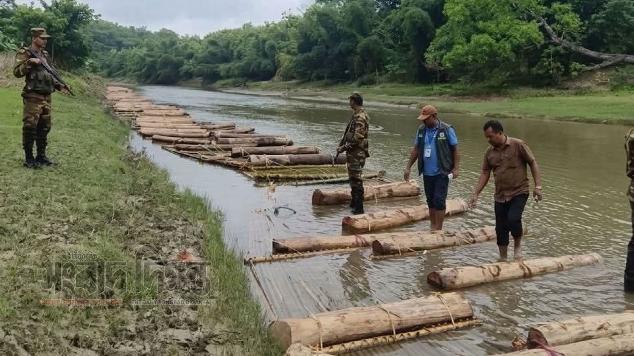 ফটিকছড়িতে সেনাবাহিনীর অভিযানে বিপুল পরিমাণ চোরাই কাঠ ও বাঁশ জব্দ, বন বিভাগের কাছে হস্তান্তর