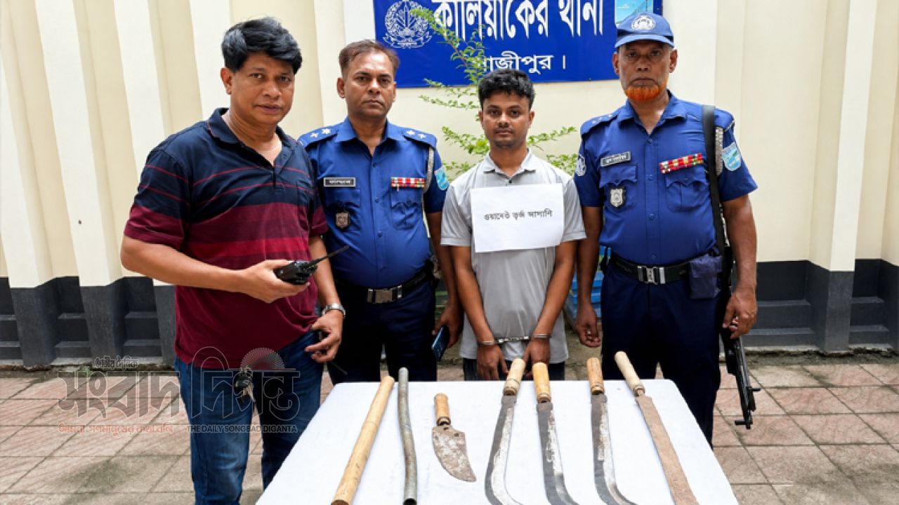 গাজীপুরে শীর্ষ সন্ত্রাসী ‘পিচ্চি আকাশ’সহ গ্রেপ্তার ৬, জঙ্গল থেকে দেশীয় অস্ত্র উদ্ধার