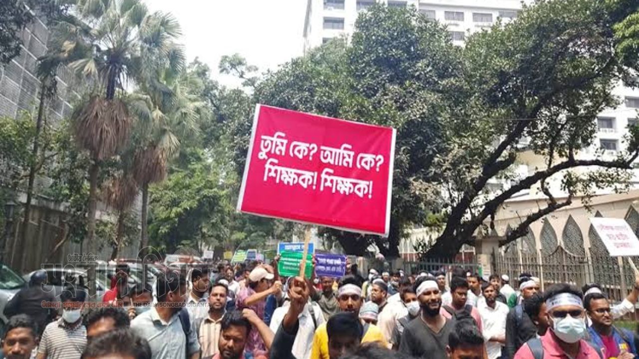 সরকারের আশ্বাসে শাহবাগ ছাড়লেন সুপারিশপ্রাপ্ত সহকারী শিক্ষকরা 