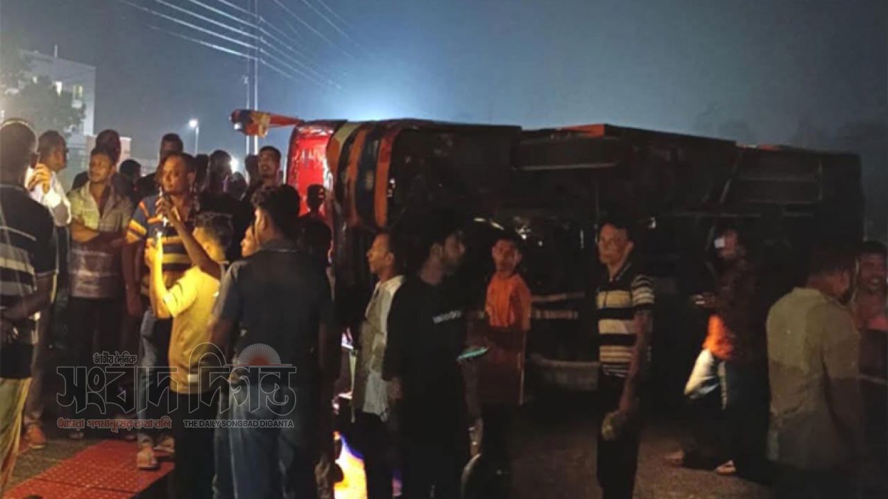 গোলাপবাগে বাসচাপায় যুবক নিহত, আহত দুইজন 
