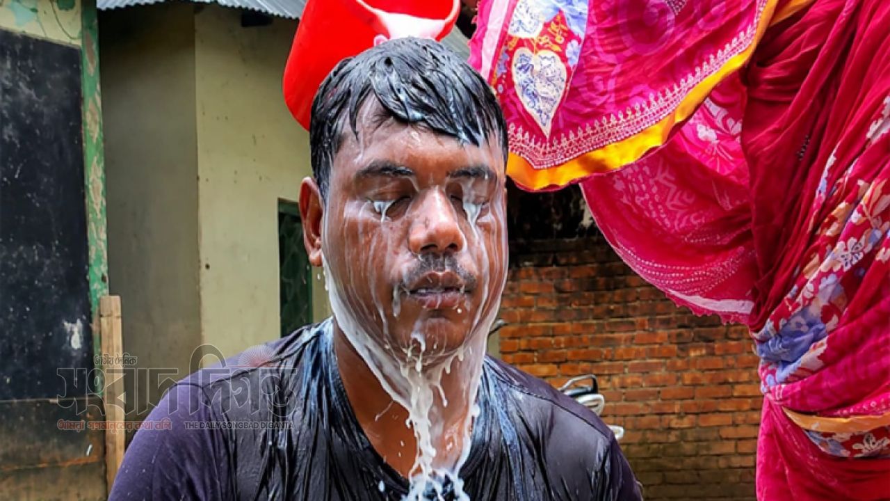 রাজনীতি ছাড়ার ব্যতিক্রমী ঘোষণা, দুধ দিয়ে গোসল করে শপথ নিলেন যুবদল নেতা