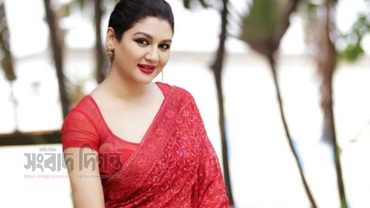 কোদাল হাতে ভাইরাল জয়া