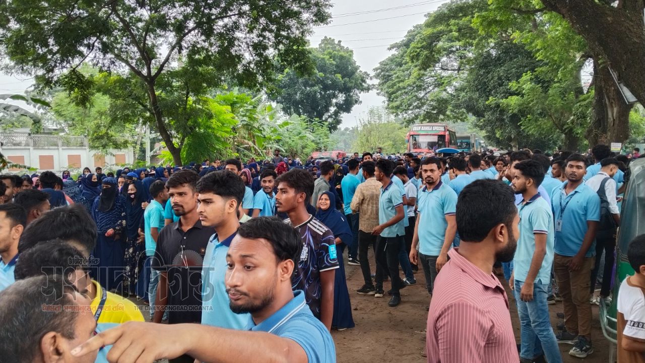 ঈশ্বরদীতে বেতন বৃদ্ধির দাবিতে সড়ক অবরোধ করে প্রাণ আরএফএল শ্রমিকদের বিক্ষোভ, তীব্র যানজট  