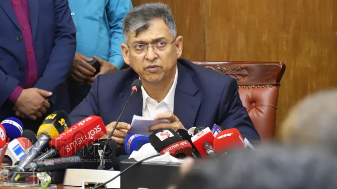 ‘চ্যালেঞ্জ নয়, জনগণের প্রত্যাশা পূরণের দায়িত্ব’সংবিধান সংশোধন নিয়ে স্বরাষ্ট্রমন্ত্রী