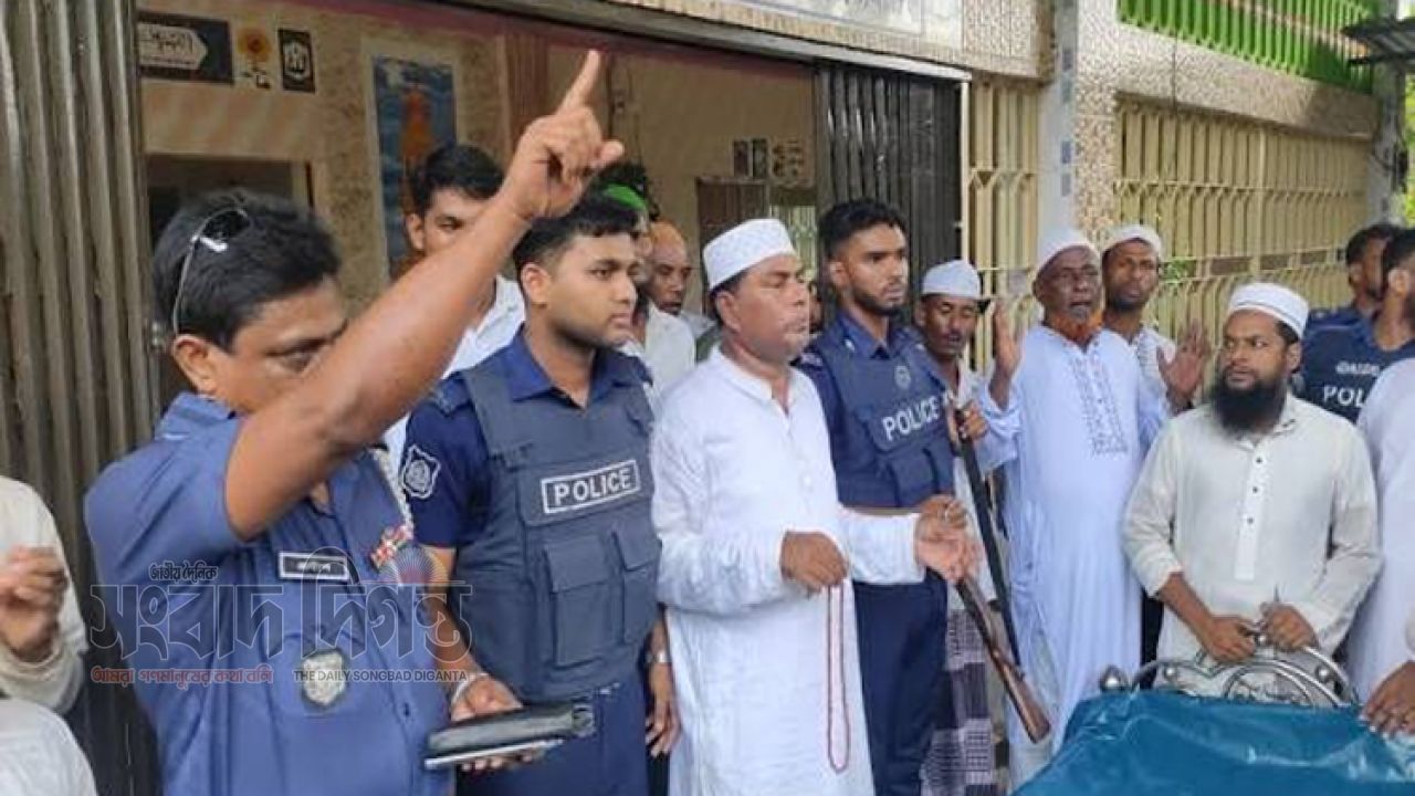 ৫ ঘণ্টার প্যারোলে মুক্তি, হাতকড়া পরেই মায়ের শেষ বিদায়ে শাহিদ মাহমুদ