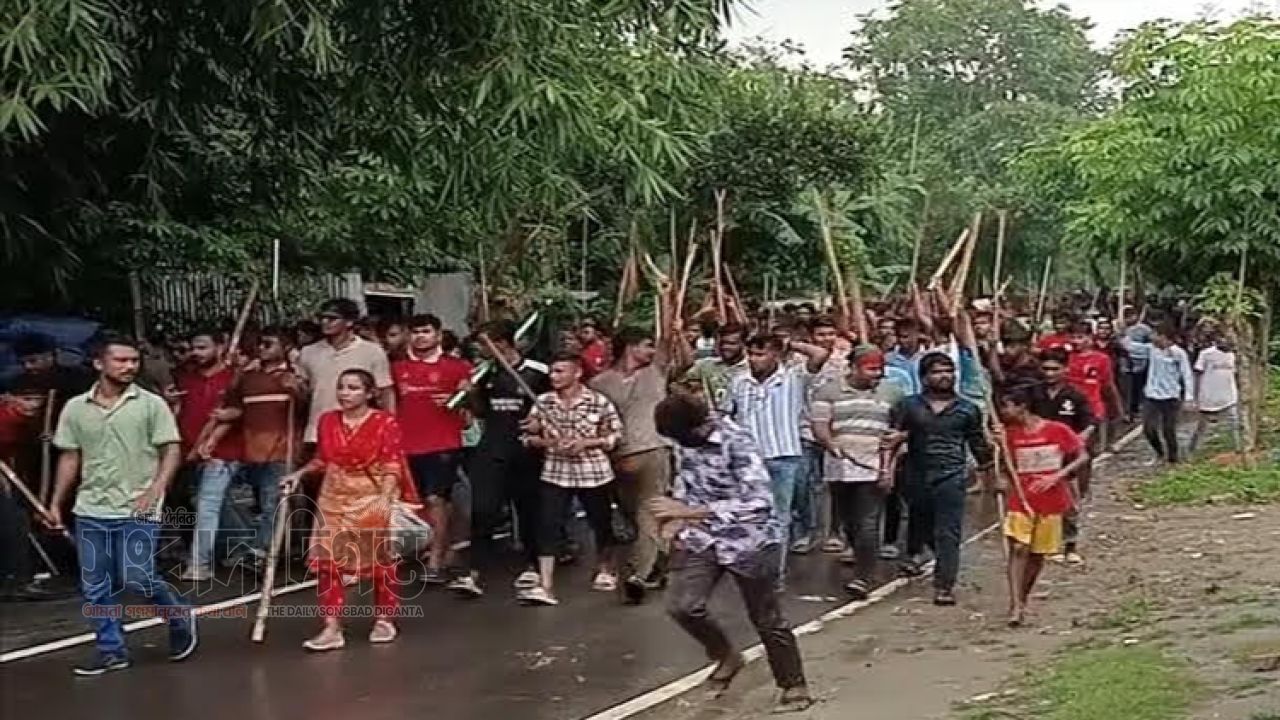 লাঠি হাতে রাজপথে ছাত্র-জনতা, মাদারগঞ্জে বৃষ্টিভেজা বিক্ষোভে ফিরে এল জুলাইয়ের স্মৃতি
