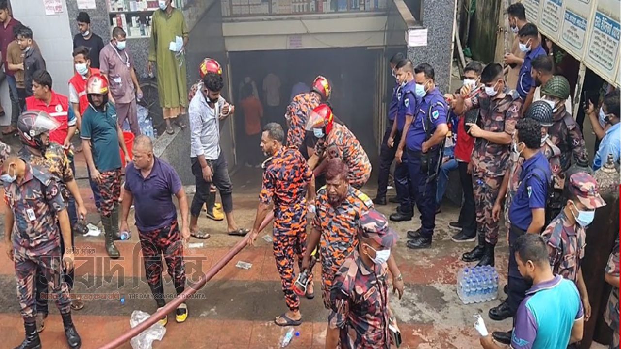 সাতক্ষীরায় হাসপাতালে আগুন, ধোঁয়ায় আতঙ্ক ছড়িয়ে আহত অর্ধশতাধিক