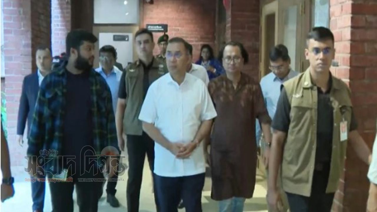 স্মৃতি ফলক উন্মোচনের পর জুলাই জাদুঘরের গ্যালারি পরিদর্শনে প্রধানমন্ত্রী
