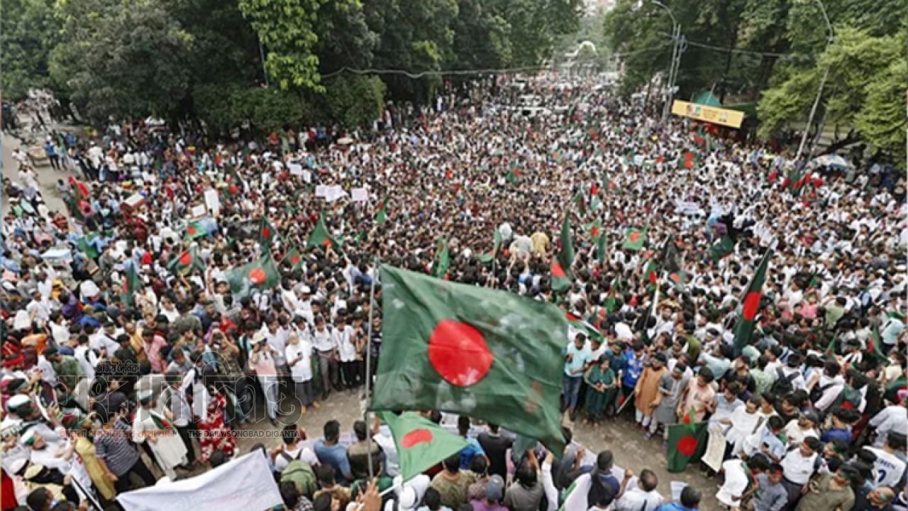 ৩৬ দিনের উত্তাল আন্দোলনের পর বরিশালে জনতার ঢল 