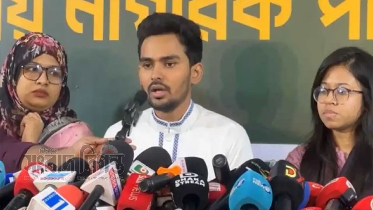 শেখ হাসিনাকে নিয়ে ভারতের ভূমিকা নিয়ে প্রশ্ন তুললেন আসিফ মাহমুদ 
