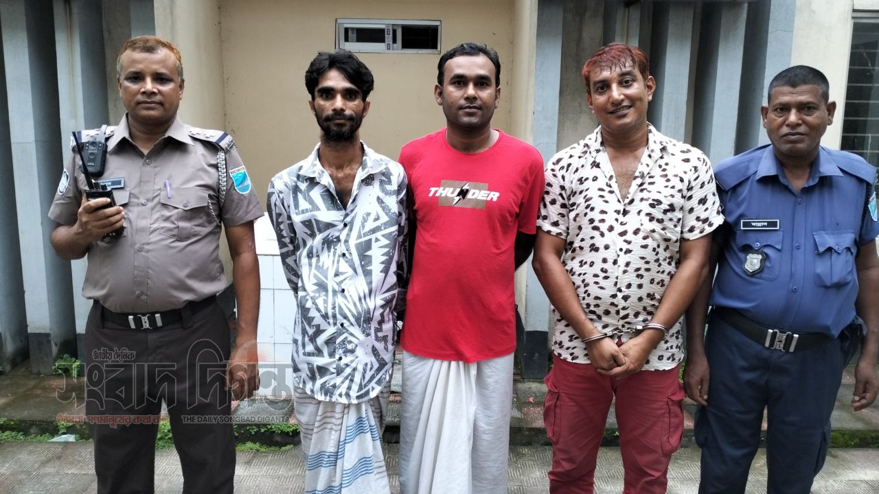 নরসিংদীতে চাঁদা না পেয়ে ড্রেন নির্মাণে বাধা, স্বেচ্ছাসেবক লীগ সভাপতি সহ গ্রেফতার ৩ 