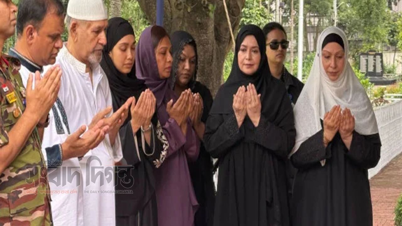 ৪২তম মৃত্যুবার্ষিকীতে বনানী সামরিক কবরস্থানে শ্রদ্ধা ও দোয়া ডা. জুবাইদা রহমান ও জাইমা রহমান