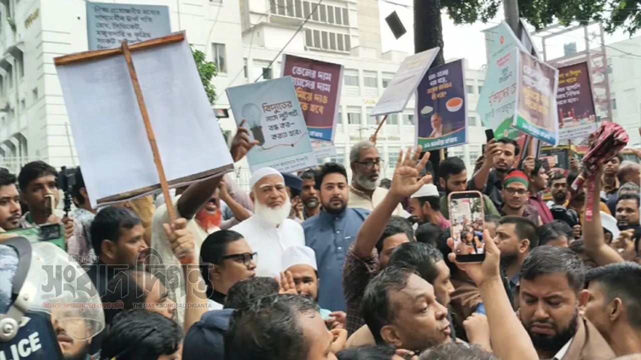 সচিবালয় ঘেরাও কর্মসূচিতে পুলিশের বাধা, ব্যারিকেডের সামনে অবস্থান ১১ দলীয় ঐক্যের
